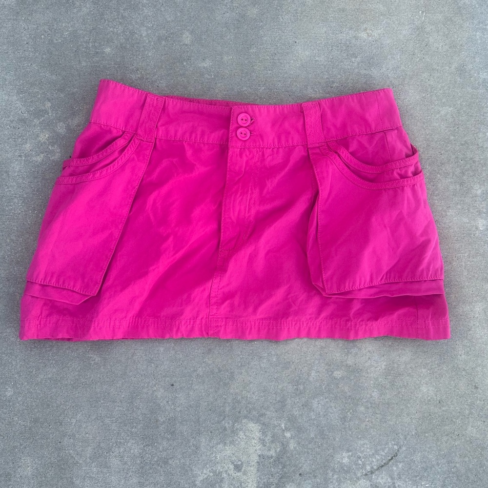 Low rise Forever 21 Y2K hot pink cargo mini skirt 2000s fashion utility preppy